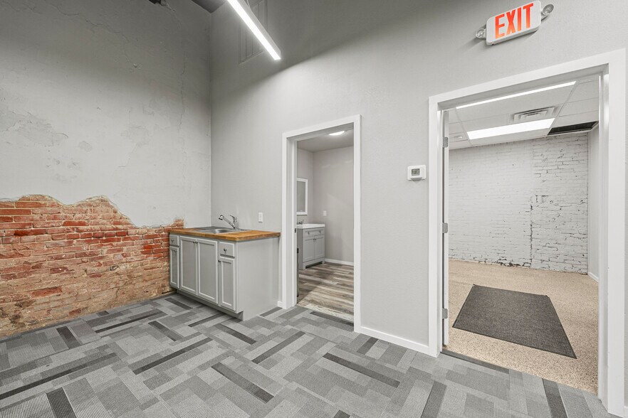 More Photos Of 105 N 4th St, Wills Point Freestanding For Sale