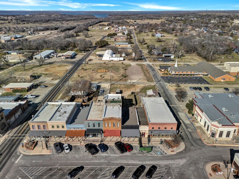 More Photos Of 106 W Main St, Pilot Point Storefront For Sale