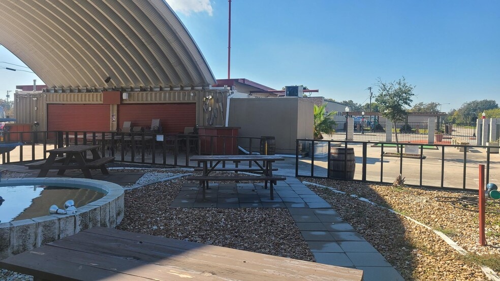 More Photos Of 622 6th St N, Texas City Bar For Lease