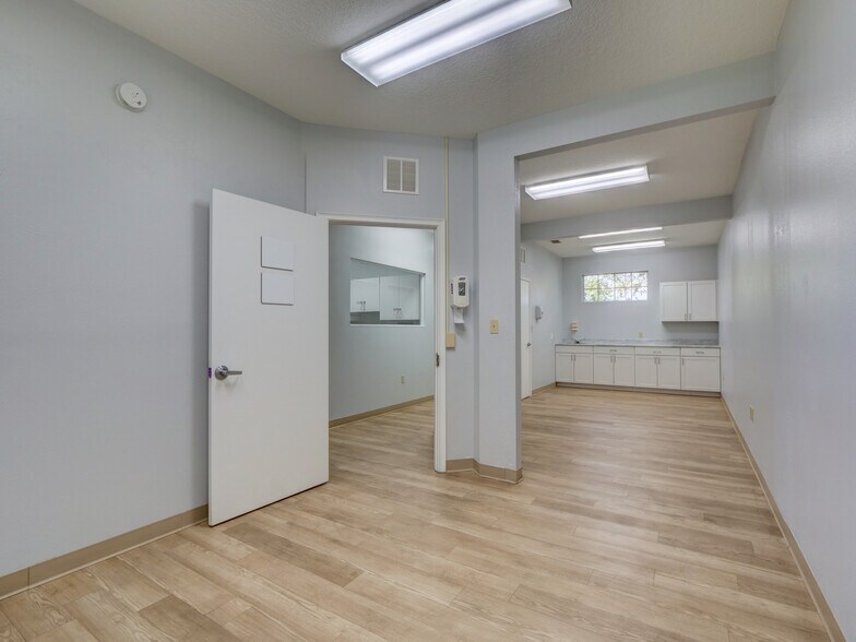 More Photos Of 733 S Goldenrod Rd, Orlando Medical For Sale