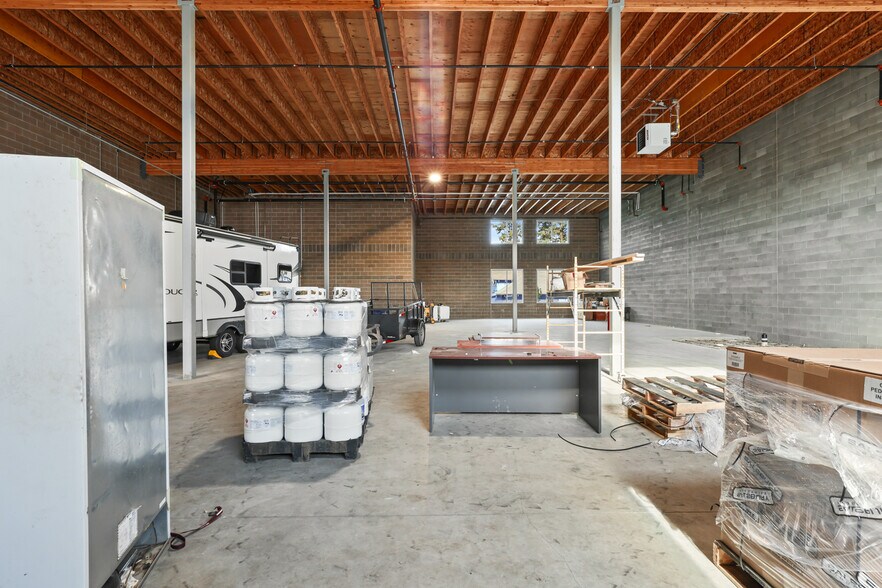 More Photos Of 21600 SE Stark St, Gresham Service For Lease