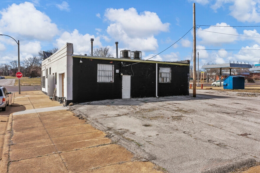More Photos Of 2600 N Florissant Ave, Saint Louis Flex For Sale