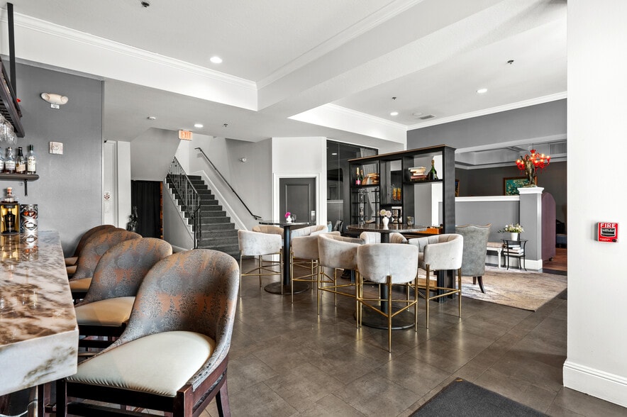 More Photos Of 655 2nd Ave S, Saint Petersburg Restaurant For Sale