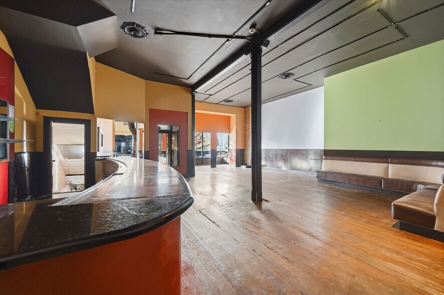 More Photos Of 1037 Valencia St, San Francisco General Retail For Lease