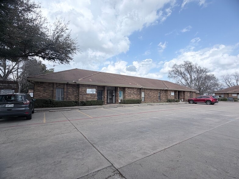 More Photos Of 2313 Roosevelt Dr, Dwg Office For Sale