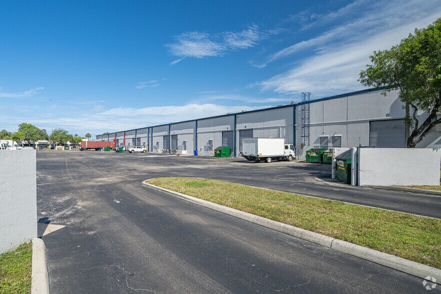 More Photos Of 6600 NW 12th Ave, Fort Lauderdale Distribution For Lease