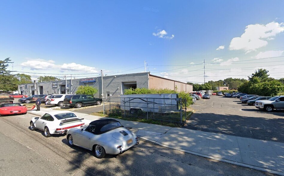 More Photos Of 130-138 Railroad St, Huntington Station Warehouse For Lease
