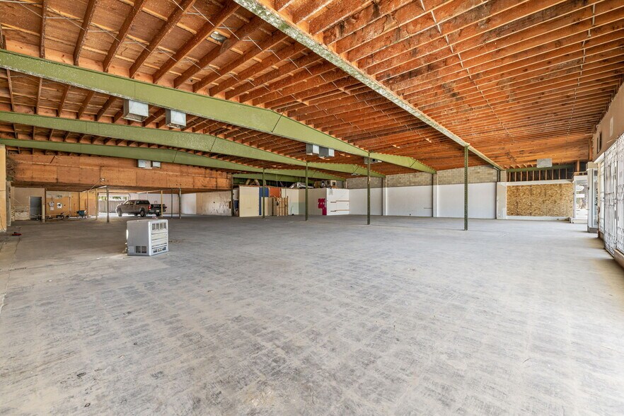 More Photos Of 45151 Oasis St, Indio Freestanding For Lease