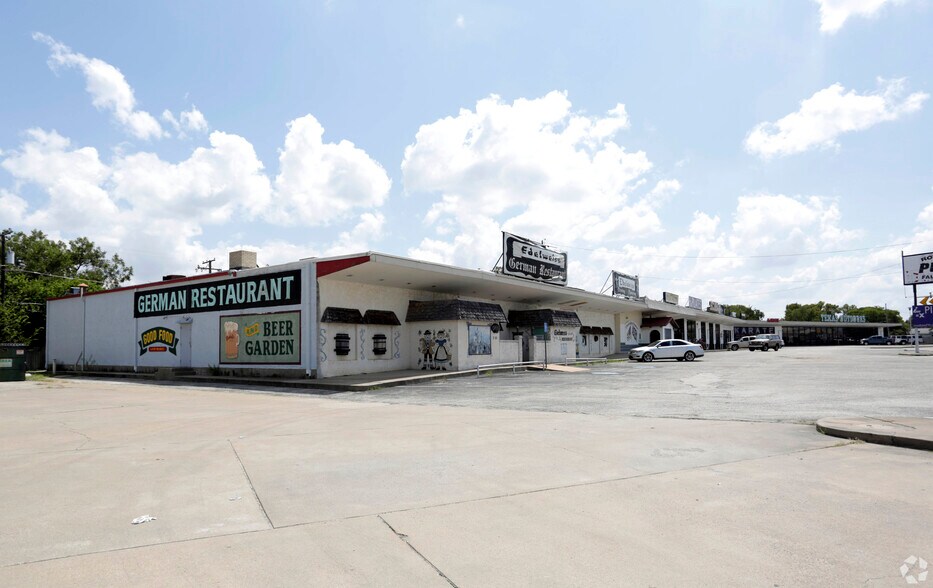 More Photos Of 7201 Camp Bowie Blvd, Fort Worth Freestanding For Lease