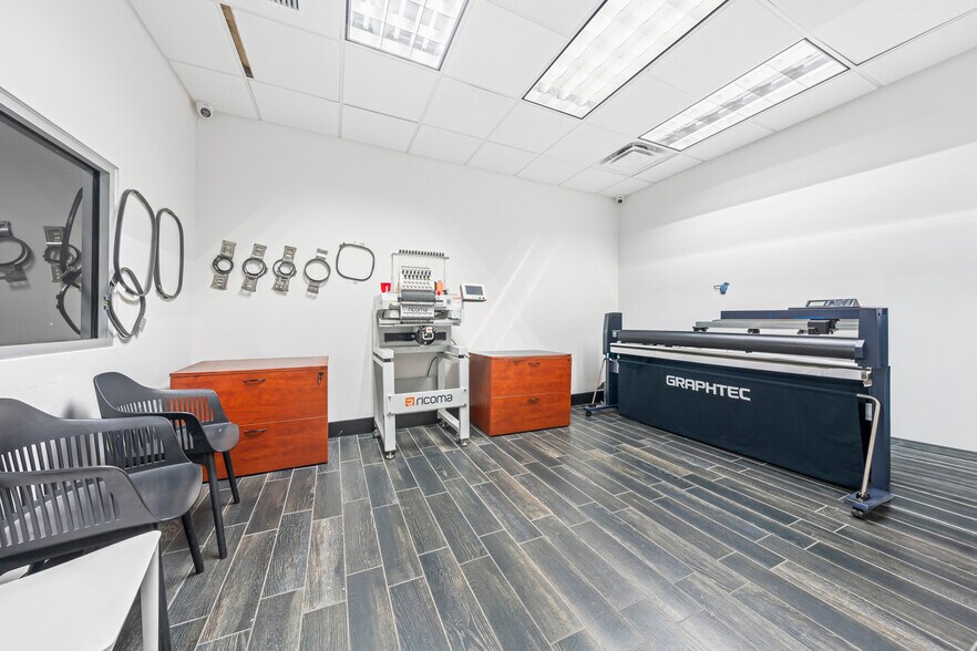 More Photos Of 2500 NW 39th St, Miami Light Distribution For Sale