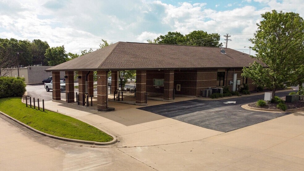 More Photos Of 291 E Hwy CC, Nixa Bank For Lease