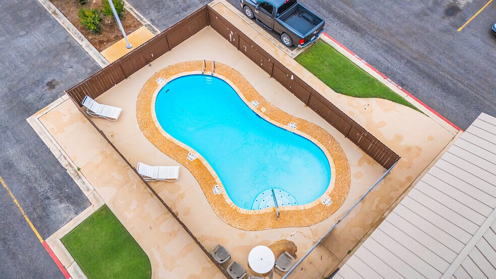 More Photos Of 500 E Nopal St, Uvalde Apartments For Sale