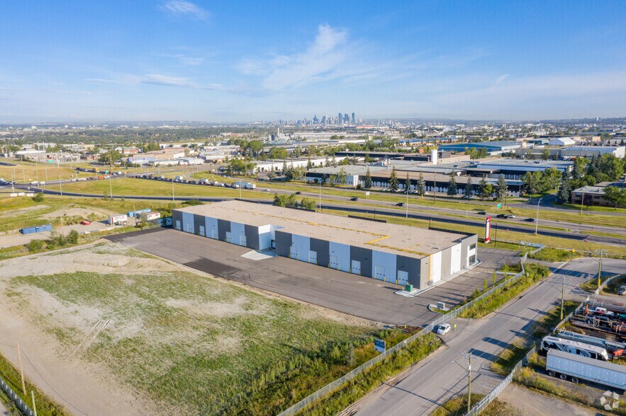 More Photos Of 8489 40 St SE, Calgary Flex For Lease