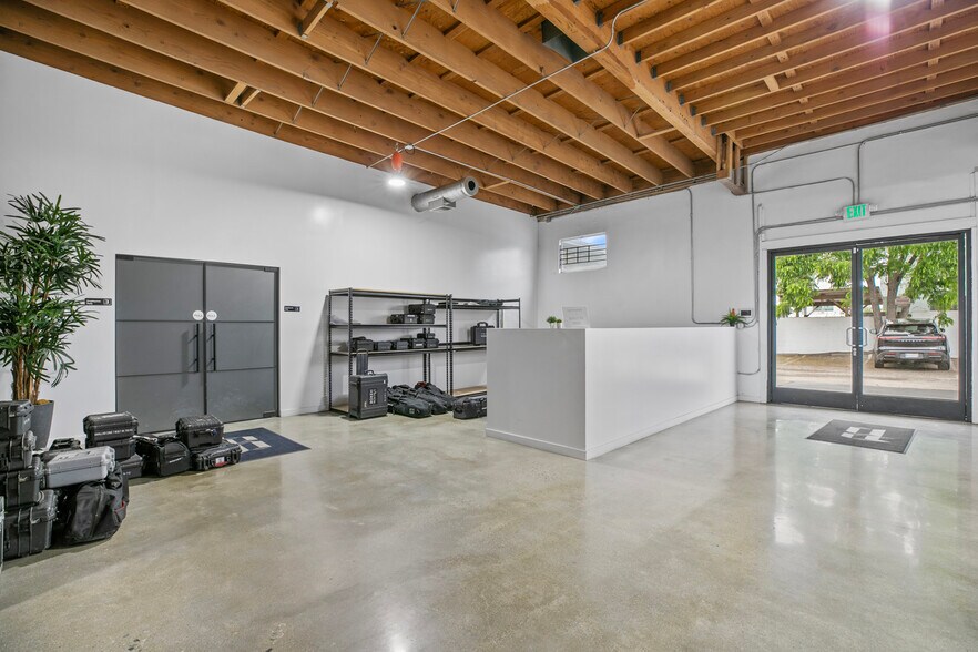 More Photos Of 1604 Venice Blvd, Los Angeles Showroom For Lease