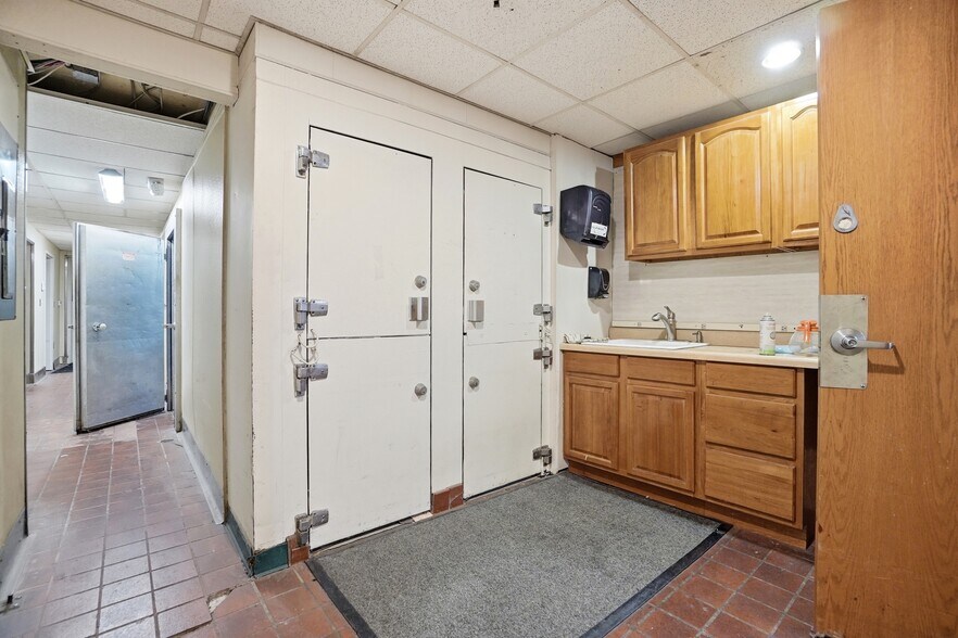 More Photos Of 309 E Leffel Ln, Springfield Freestanding For Sale