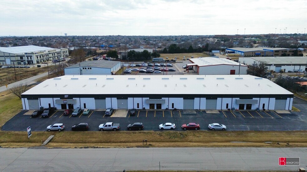 More Photos Of 1000-1008 N Commercial Blvd, Arlington Warehouse For Lease