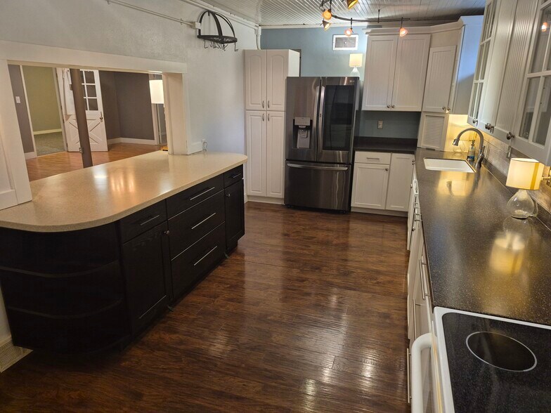 More Photos Of 130 Elm St, Windsor General Retail For Sale