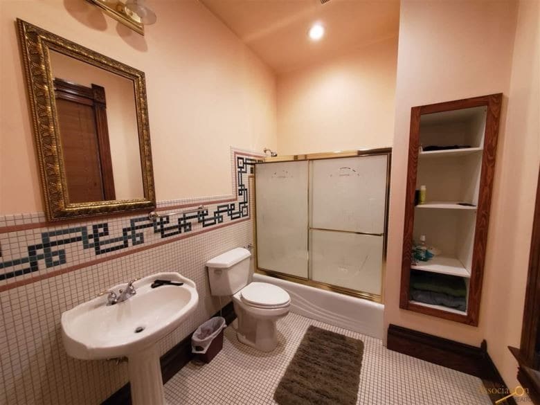 More Photos Of 305 W Main St, Lead Restaurant For Sale