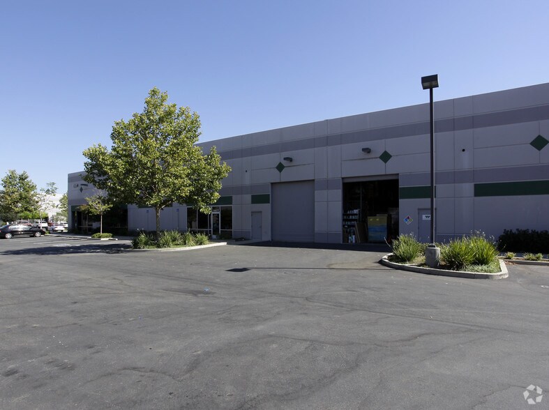 More Photos Of 10624 Industrial Ave, Roseville Warehouse For Lease