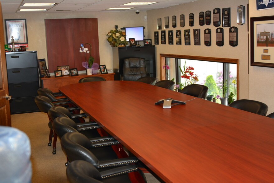 More Photos Of 25 Saint Charles St, Thornwood Distribution For Sale