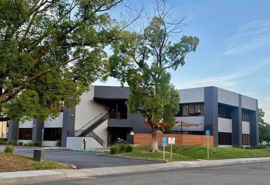 More Photos Of 1420 River Park Dr, Sacramento Office For Sale