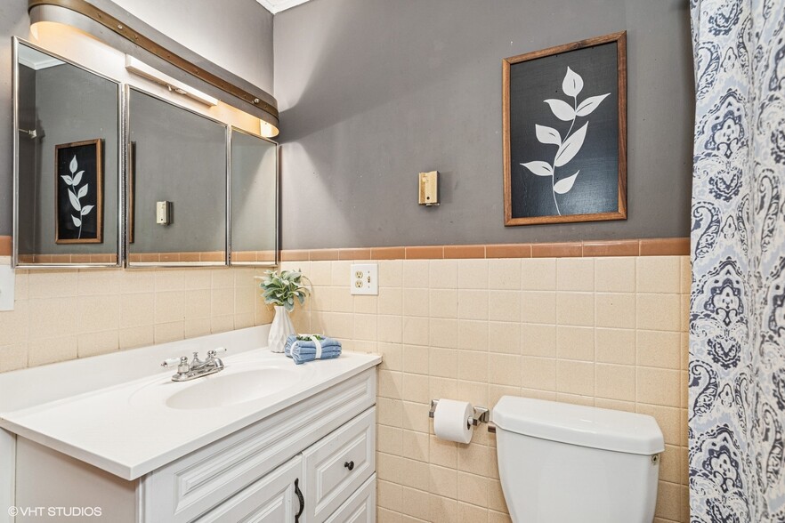 More Photos Of 1224 N Green St, Mchenry General Retail For Sale