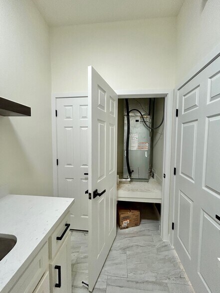 More Photos Of 1113 San Bernardo Ave, Laredo Office For Lease