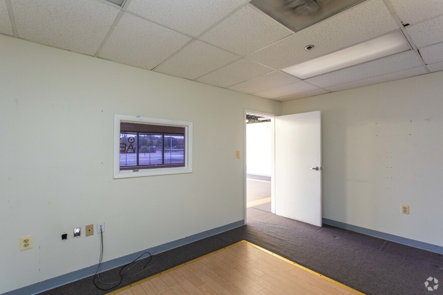 More Photos Of 8390 Terminal Rd, Lorton Flex For Sale