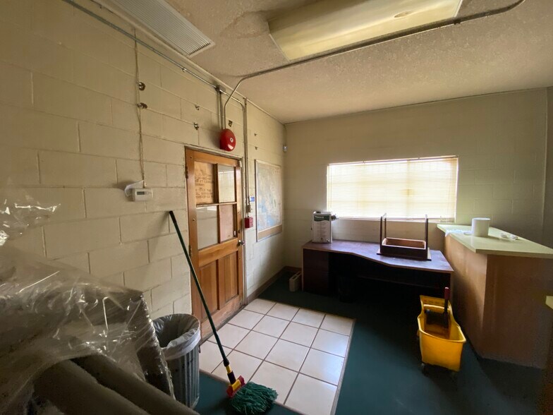 More Photos Of 44820 Yucca Ave, Lancaster Warehouse For Sale
