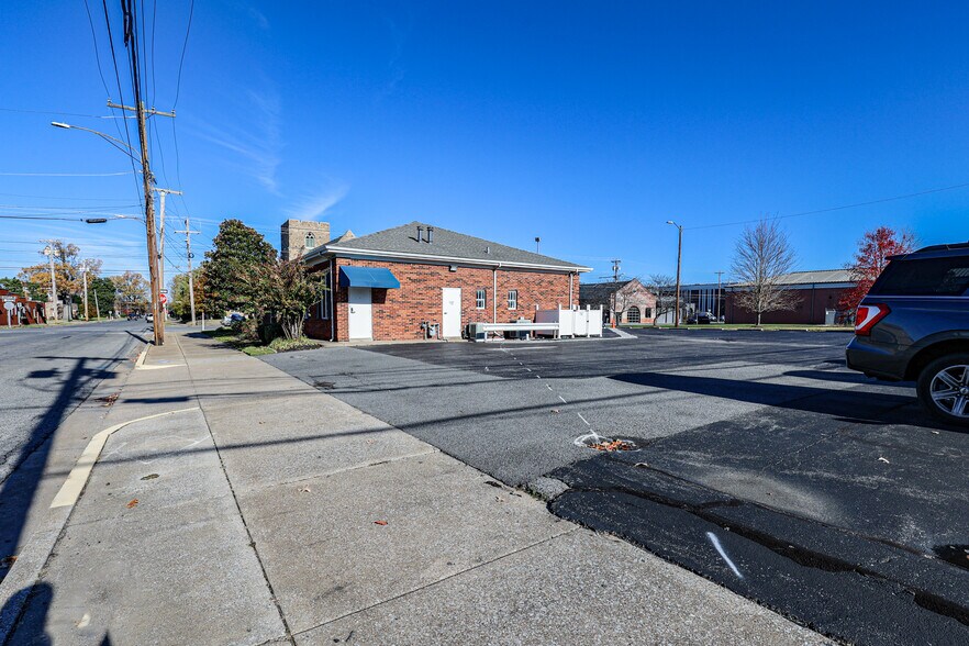 More Photos Of 630 Jefferson St, Paducah Office For Sale
