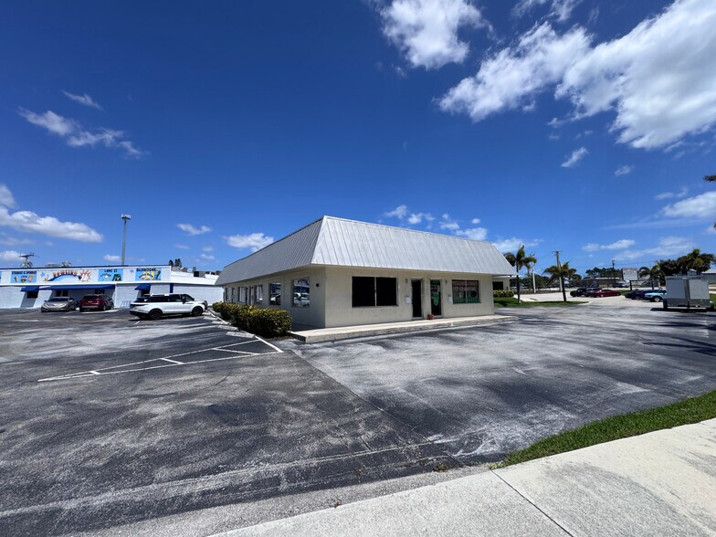 More Photos Of 2317 NE Dixie Hwy, Jensen Beach Storefront Retail Residential For Lease