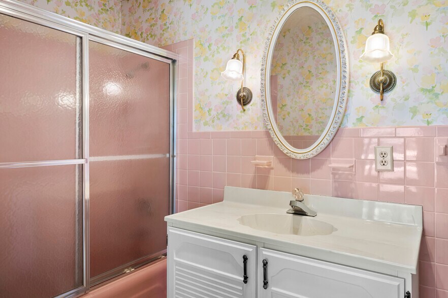 More Photos Of 30-32 N Russell Rd, Albany Office For Sale