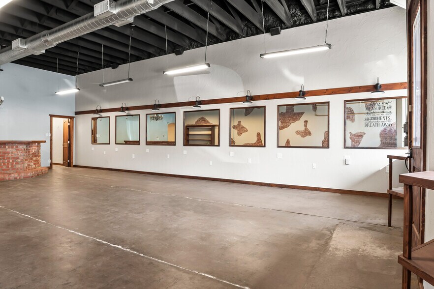 More Photos Of 207 Clay St, Nocona Storefront For Lease