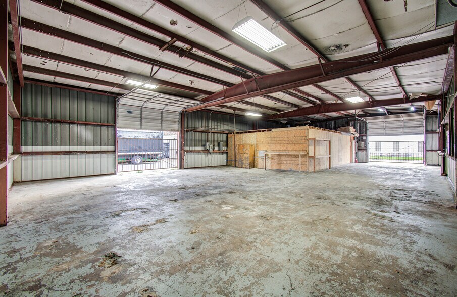 More Photos Of 5747 Northdale St, Houston Industrial For Lease