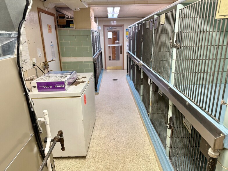More Photos Of 1107 Lincoln Way E, Massillon Veterinarian Kennel For Sale