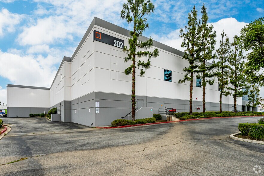 More Photos Of 302 Rockefeller Ave, Ontario Warehouse For Lease