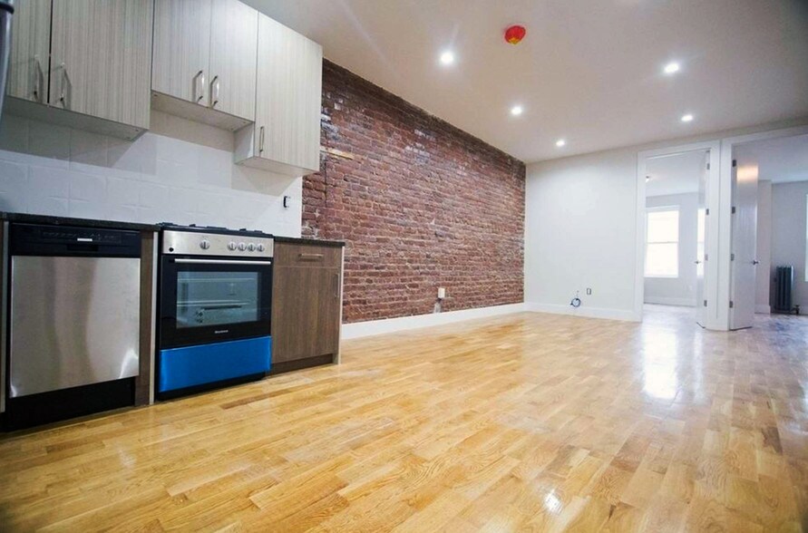 More Photos Of 71-06 Fresh Pond Rd, Ridgewood General Retail For Lease