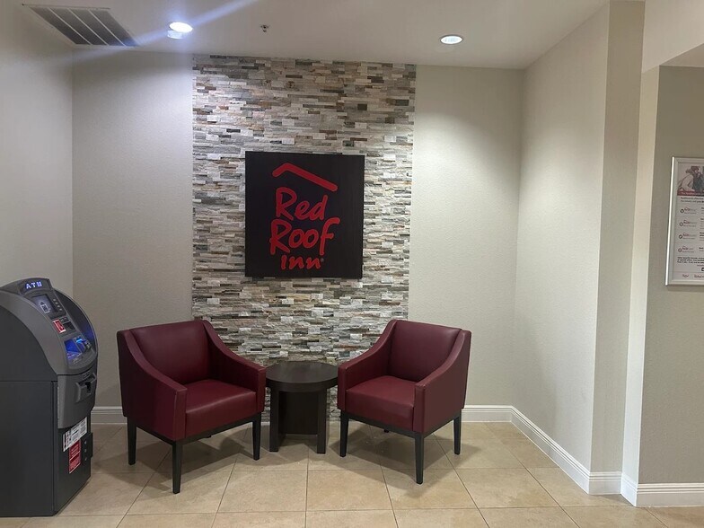 More Photos Of 702 Highway 146 S, La Porte Hotel For Sale