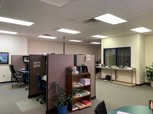 More Photos Of 1092-1112 N Meridian Rd, Youngstown Showroom For Lease