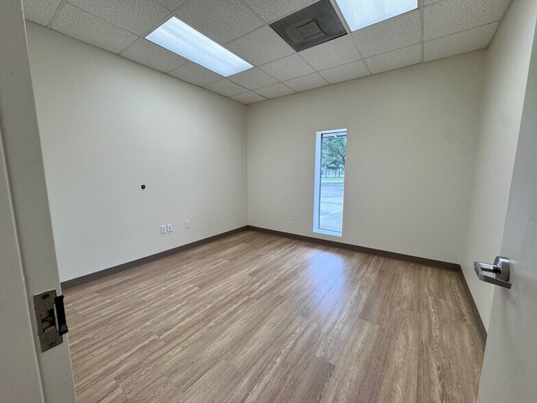 More Photos Of 2230 Pansy St, Pasadena Flex For Lease