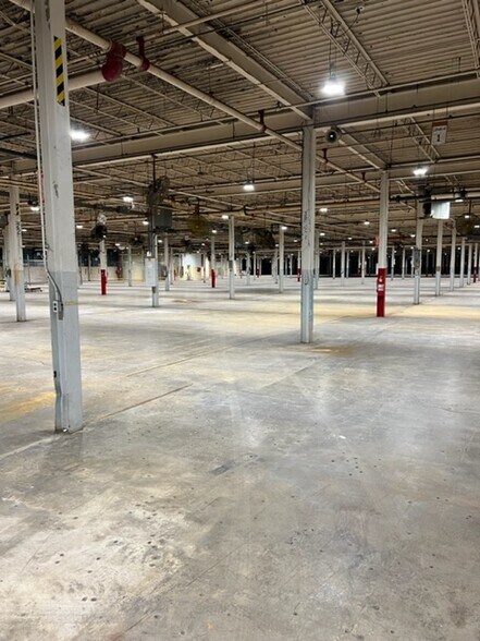 More Photos Of 400 Myron St, Youngstown Manufacturing For Lease