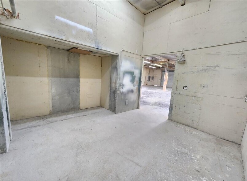 More Photos Of 12970 Branford St, Pacoima Warehouse For Lease