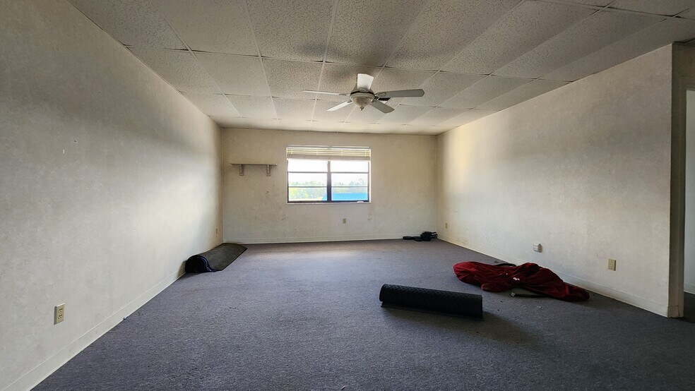 More Photos Of 1108 Commercial Way, Spring Hill Freestanding For Lease