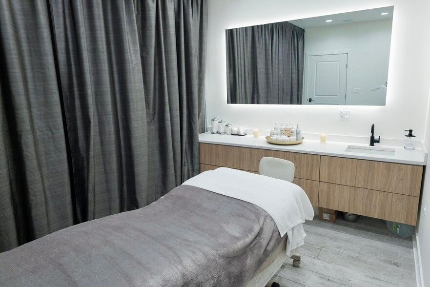 More Photos Of 22 E Elm St, Chicago Storefront Retail Office For Sale