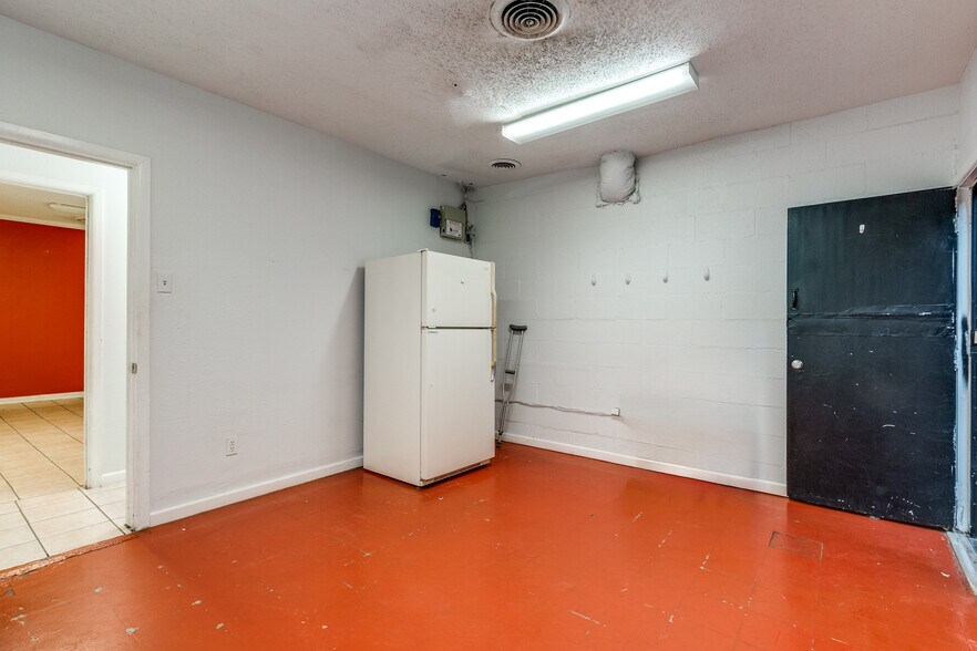 More Photos Of 914 W Commerce St, Dallas Showroom For Lease