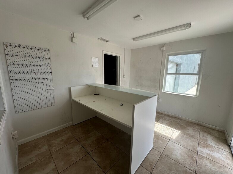 More Photos Of 5715 Rodman St, Hollywood Warehouse For Lease