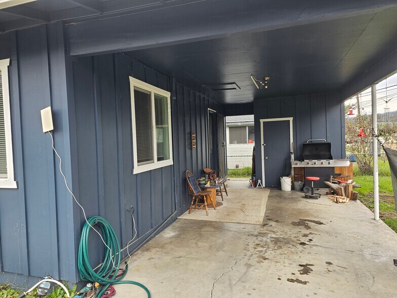 More Photos Of 702 SE 9th St, Grants Pass Apartments For Sale