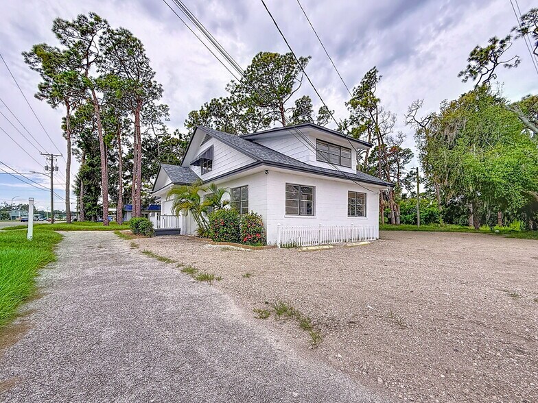 More Photos Of 301 N US Highway 41, Ruskin Office Residential For Lease