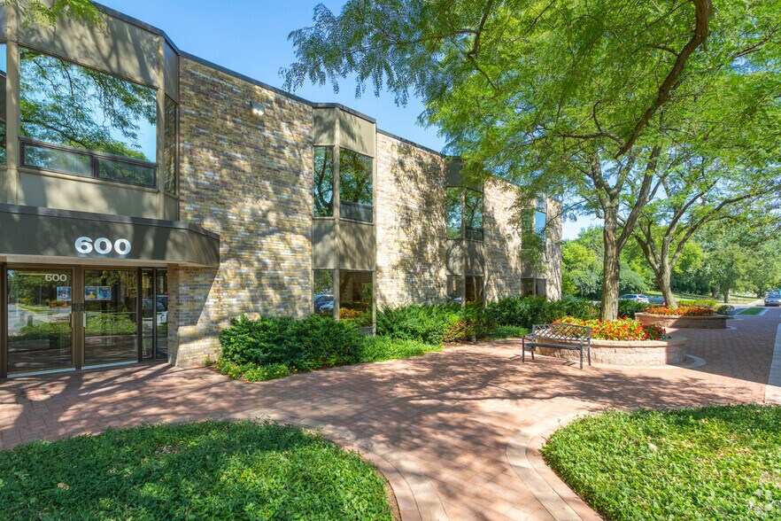 More Photos Of 625 N North Ct, Palatine Unknown For Lease