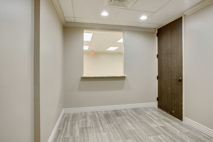 More Photos Of 913 S College Rd, Lafayette Medical For Lease